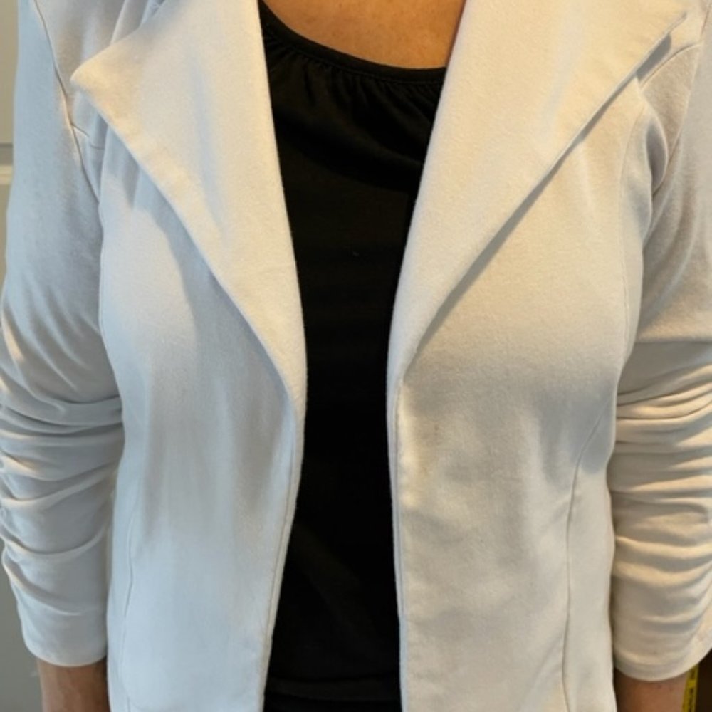 White comfy jacket, perfect trvl companion